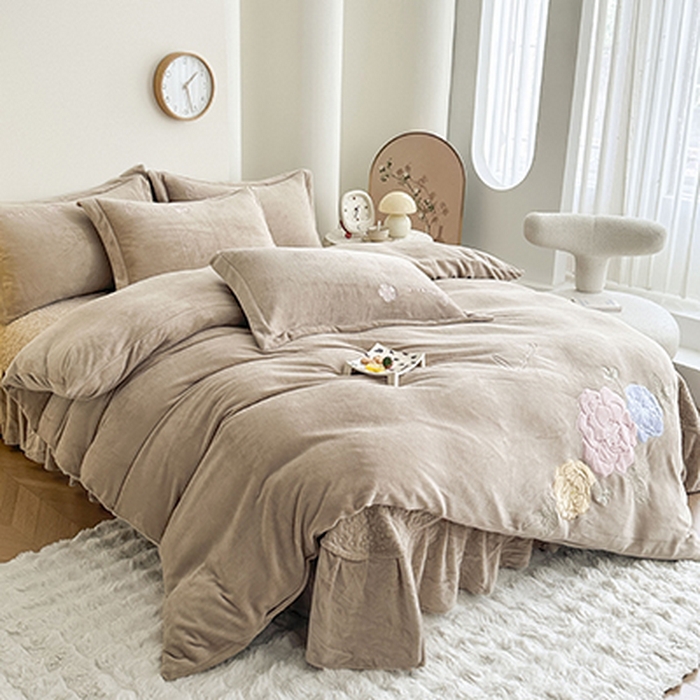 91家纺网 家纺一手货源 找家纺 美伦美焕 2025新款高克重牛奶绒花朵贴布绣床盖款四件套 香槟