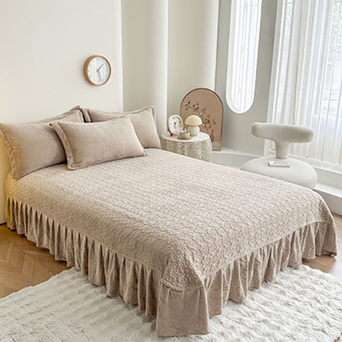 91家纺网 家纺一手货源 找家纺 美伦美焕 2025新款高克重牛奶绒花朵贴布绣床盖款四件套 香槟