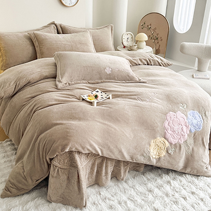 91家纺网 家纺一手货源 找家纺 美伦美焕 2025新款高克重牛奶绒花朵贴布绣床盖款四件套 香槟
