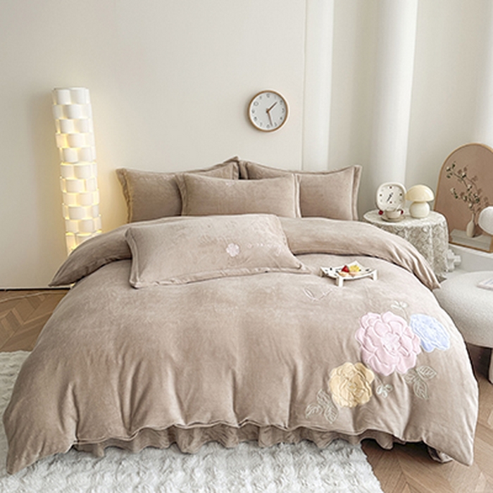 91家纺网 家纺一手货源 找家纺 美伦美焕 2025新款高克重牛奶绒花朵贴布绣床盖款四件套 香槟
