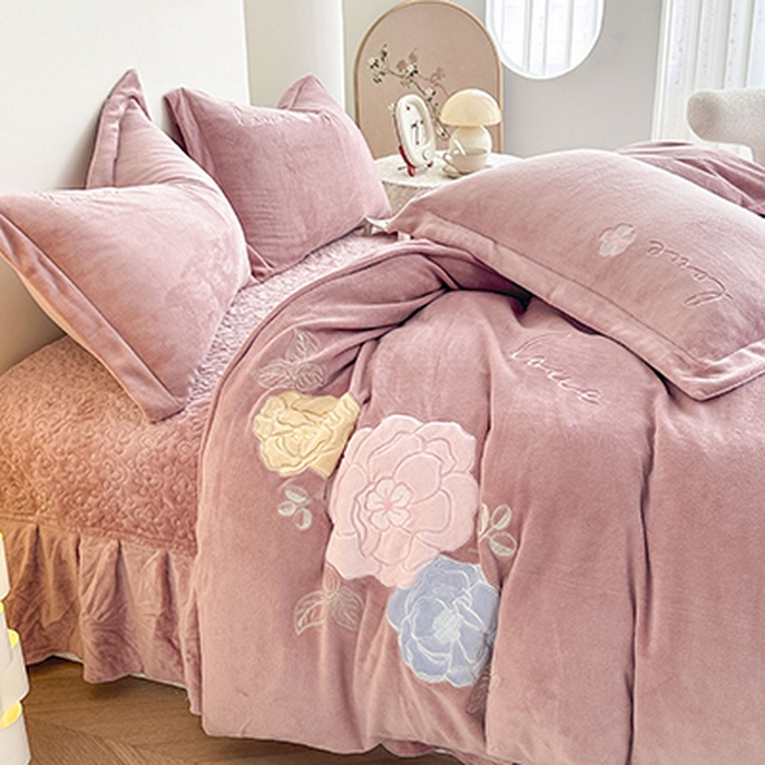 91家纺网 家纺一手货源 找家纺 美伦美焕 2025新款高克重牛奶绒花朵贴布绣床盖款四件套 豆沙