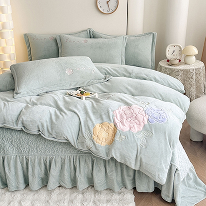 91家纺网 家纺一手货源 找家纺 （总）美伦美焕 2025新款高克重牛奶绒花朵贴布绣床盖款四件套