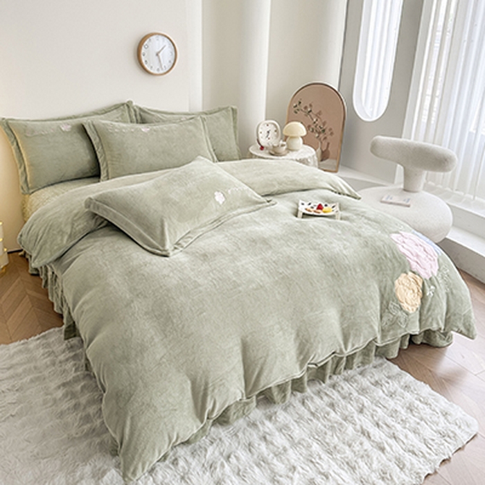 91家纺网 家纺一手货源 找家纺 美伦美焕 2025新款高克重牛奶绒花朵贴布绣床盖款四件套 豆绿