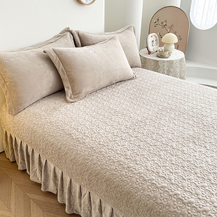 91家纺网 家纺一手货源 找家纺 美伦美焕 2025新款高克重牛奶绒花朵贴布绣床盖款四件套 香槟