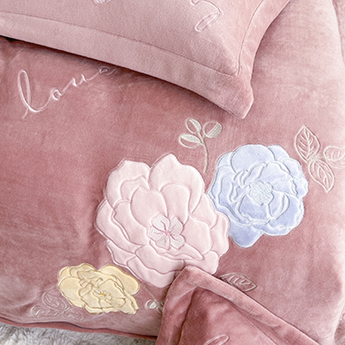 91家纺网 家纺一手货源 找家纺 美伦美焕 2025新款高克重牛奶绒花朵贴布绣床盖款四件套 豆沙