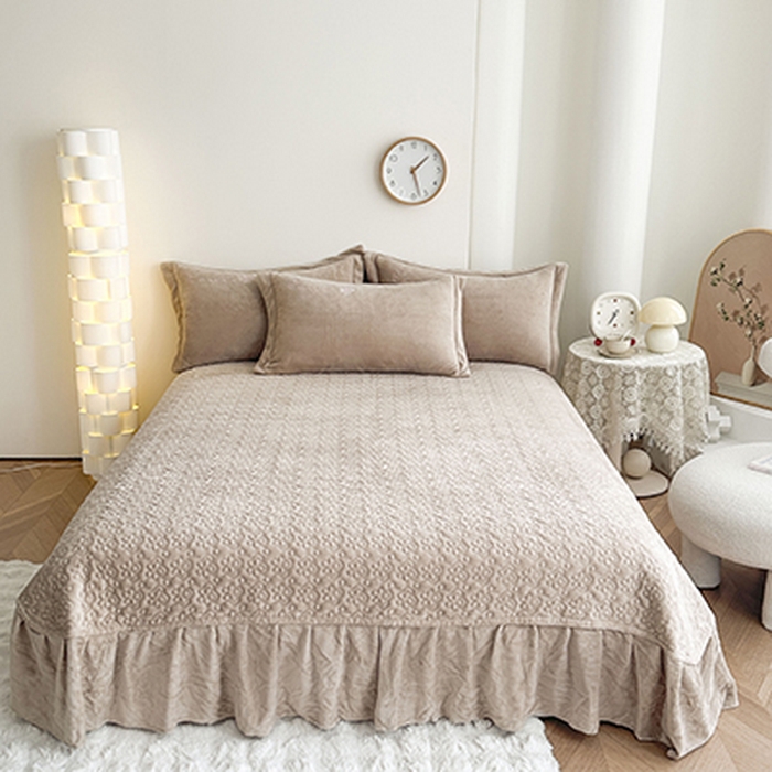 91家纺网 家纺一手货源 找家纺 美伦美焕 2025新款高克重牛奶绒花朵贴布绣床盖款四件套 香槟