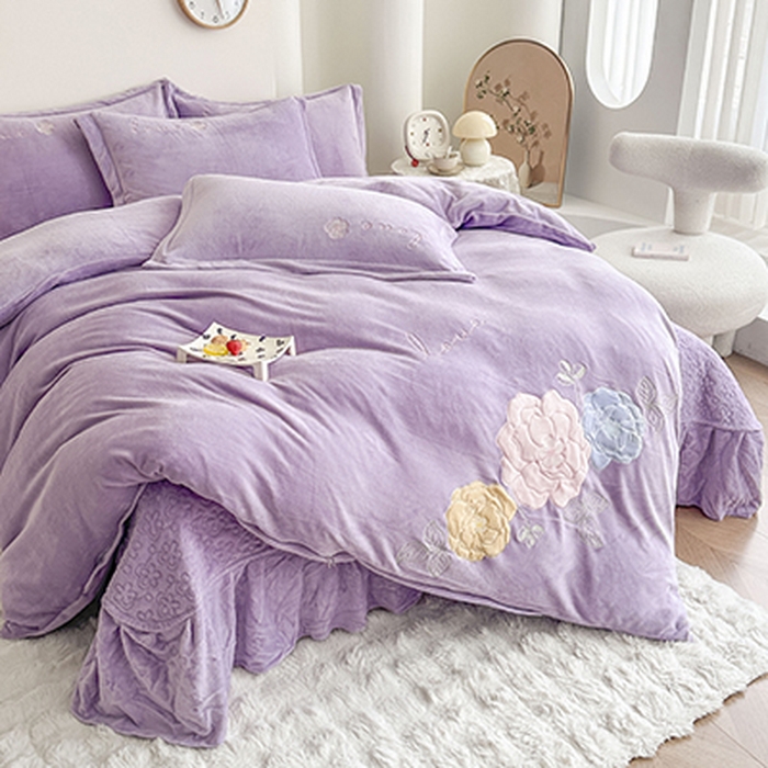 91家纺网 家纺一手货源 找家纺 美伦美焕 2025新款高克重牛奶绒花朵贴布绣床盖款四件套 紫色