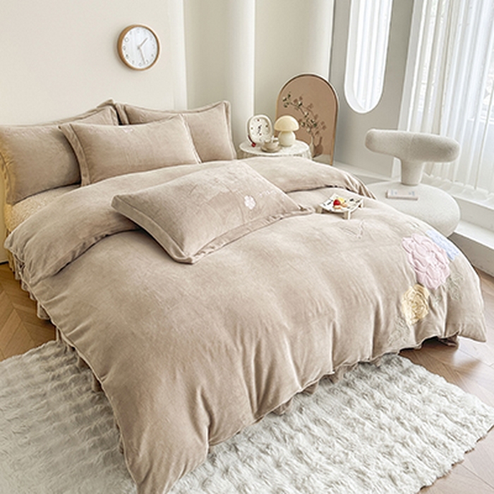 91家纺网 家纺一手货源 找家纺 美伦美焕 2025新款高克重牛奶绒花朵贴布绣床盖款四件套 香槟