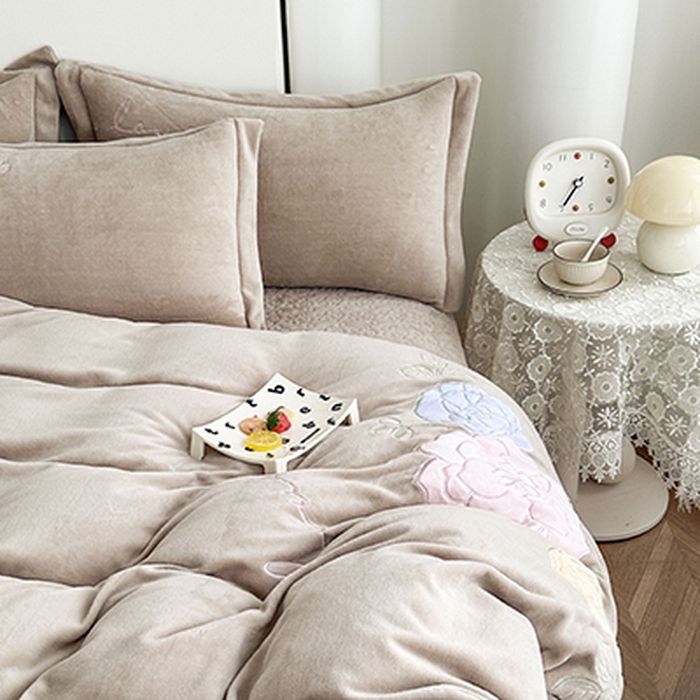 91家纺网 家纺一手货源 找家纺 美伦美焕 2025新款高克重牛奶绒花朵贴布绣床盖款四件套 香槟