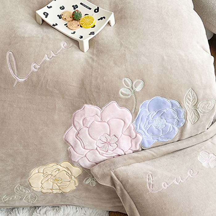 91家纺网 家纺一手货源 找家纺 美伦美焕 2025新款高克重牛奶绒花朵贴布绣床盖款四件套 香槟