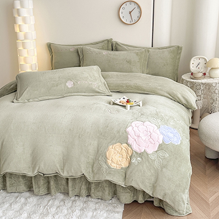 91家纺网 家纺一手货源 找家纺 美伦美焕 2025新款高克重牛奶绒花朵贴布绣床盖款四件套 豆绿