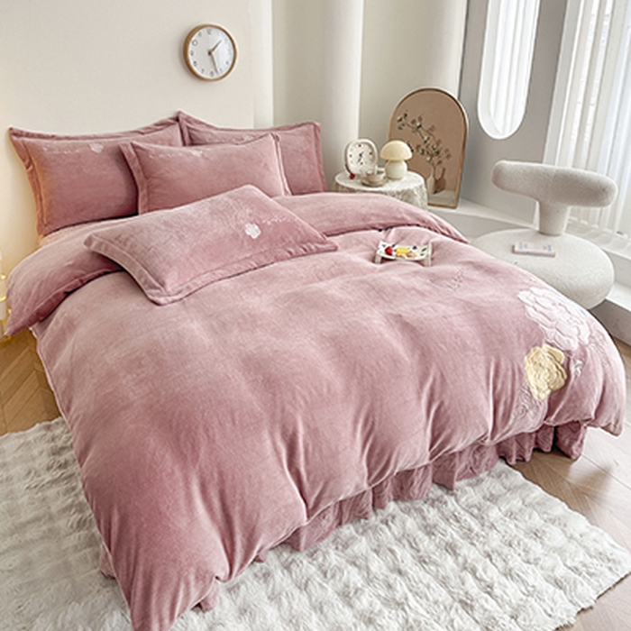 91家纺网 家纺一手货源 找家纺 美伦美焕 2025新款高克重牛奶绒花朵贴布绣床盖款四件套 豆沙