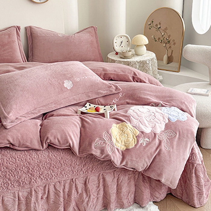 91家纺网 家纺一手货源 找家纺 美伦美焕 2025新款高克重牛奶绒花朵贴布绣床盖款四件套 豆沙