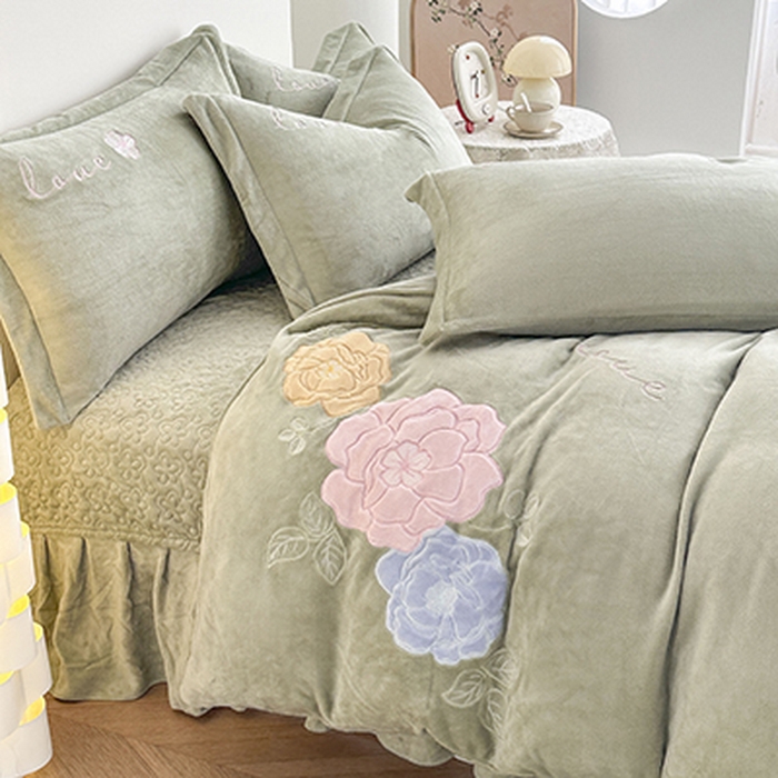 91家纺网 家纺一手货源 找家纺 美伦美焕 2025新款高克重牛奶绒花朵贴布绣床盖款四件套 豆绿