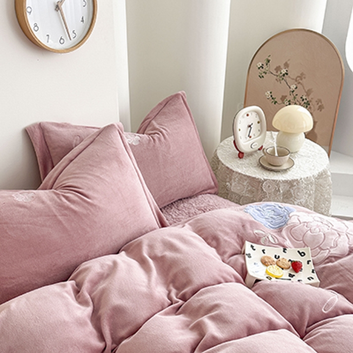 91家纺网 家纺一手货源 找家纺 美伦美焕 2025新款高克重牛奶绒花朵贴布绣床盖款四件套 豆沙