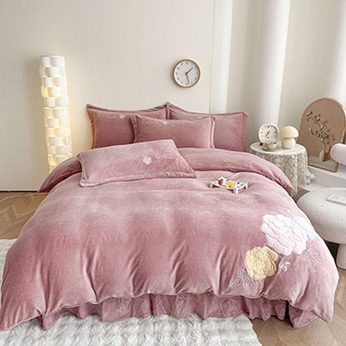 91家纺网 家纺一手货源 找家纺 美伦美焕 2025新款高克重牛奶绒花朵贴布绣床盖款四件套 豆沙