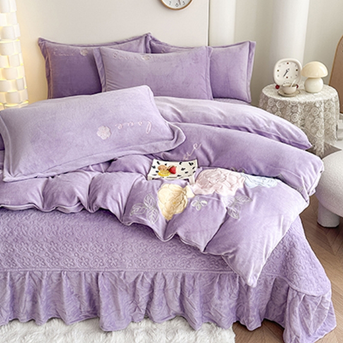 91家纺网 家纺一手货源 找家纺 美伦美焕 2025新款高克重牛奶绒花朵贴布绣床盖款四件套 紫色