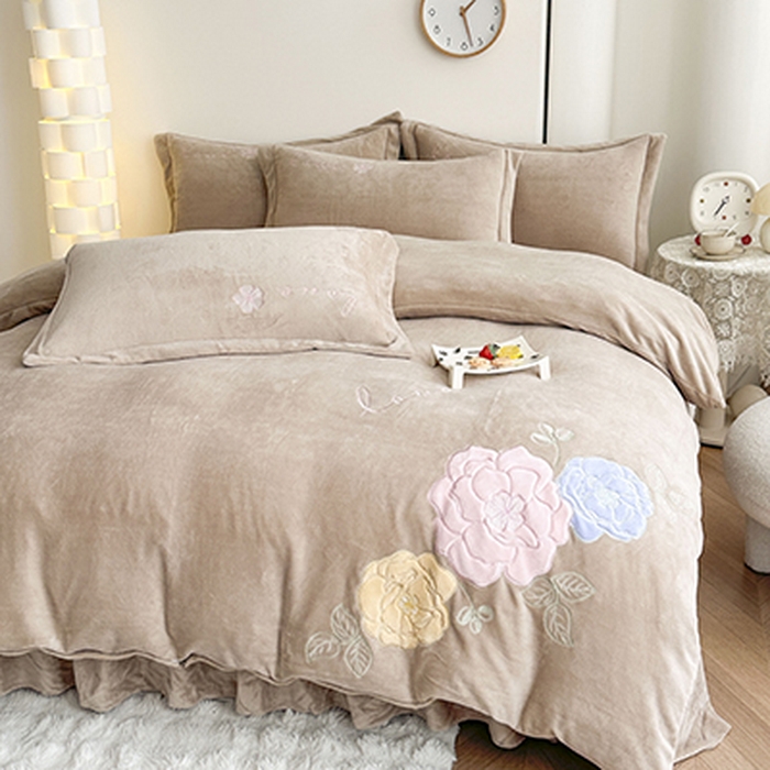 91家纺网 家纺一手货源 找家纺 美伦美焕 2025新款高克重牛奶绒花朵贴布绣床盖款四件套 香槟