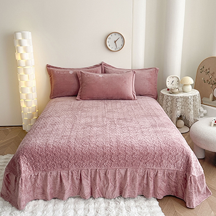 91家纺网 家纺一手货源 找家纺 美伦美焕 2025新款高克重牛奶绒花朵贴布绣床盖款四件套 豆沙