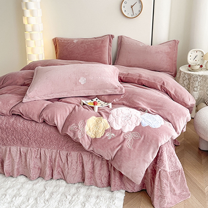 91家纺网 家纺一手货源 找家纺 美伦美焕 2025新款高克重牛奶绒花朵贴布绣床盖款四件套 豆沙