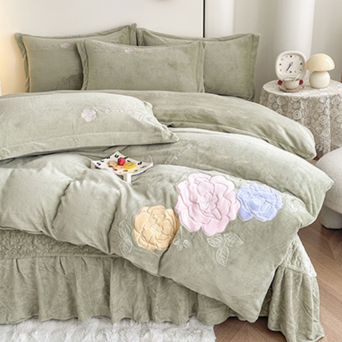 美伦美焕 2025新款高克重牛奶绒花朵贴布绣床盖款四件套 豆绿