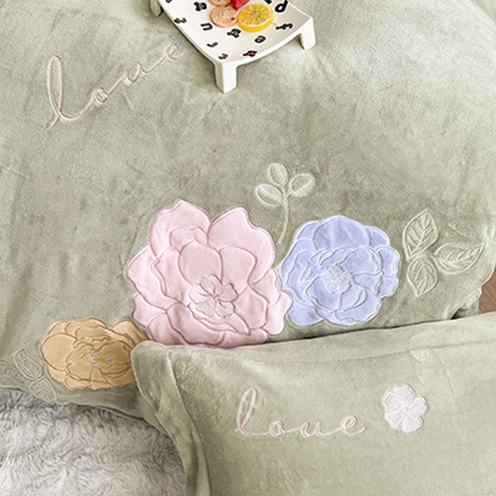 91家纺网 家纺一手货源 找家纺 美伦美焕 2025新款高克重牛奶绒花朵贴布绣床盖款四件套 豆绿