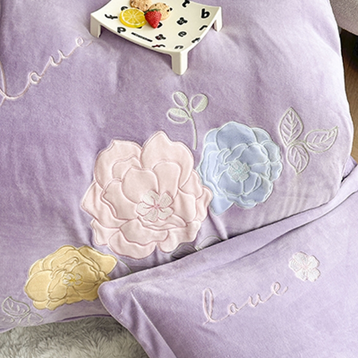 91家纺网 家纺一手货源 找家纺 美伦美焕 2025新款高克重牛奶绒花朵贴布绣床盖款四件套 紫色