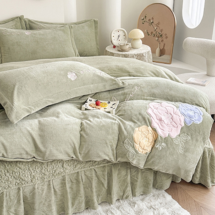 91家纺网 家纺一手货源 找家纺 美伦美焕 2025新款高克重牛奶绒花朵贴布绣床盖款四件套 豆绿