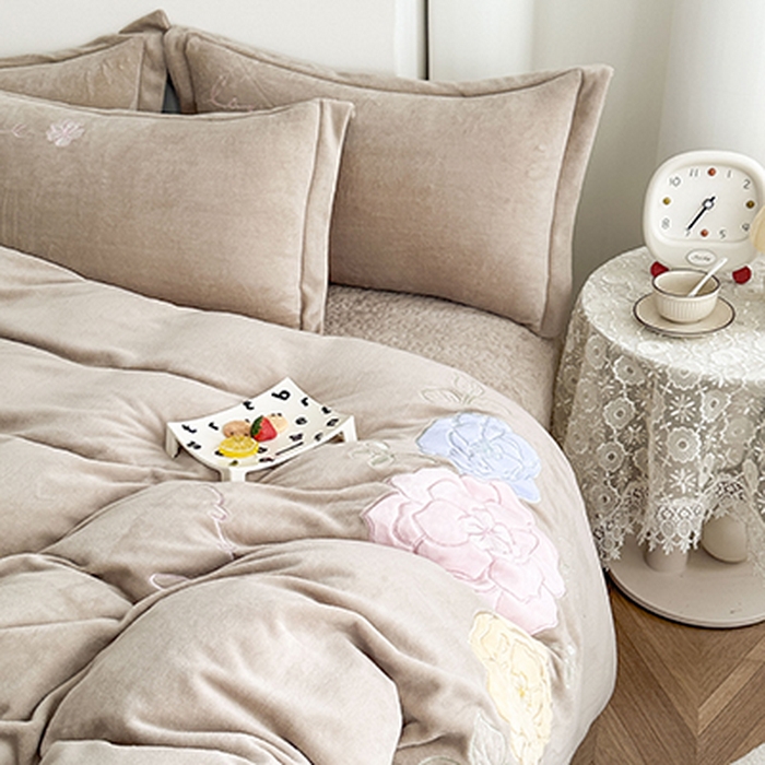 91家纺网 家纺一手货源 找家纺 美伦美焕 2025新款高克重牛奶绒花朵贴布绣床盖款四件套 香槟
