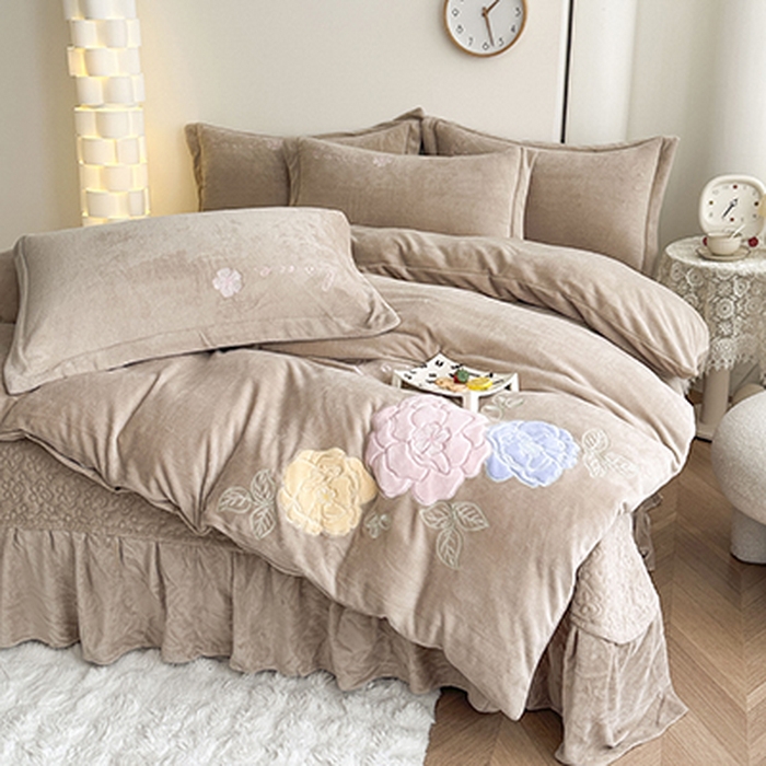 91家纺网 家纺一手货源 找家纺 美伦美焕 2025新款高克重牛奶绒花朵贴布绣床盖款四件套 香槟