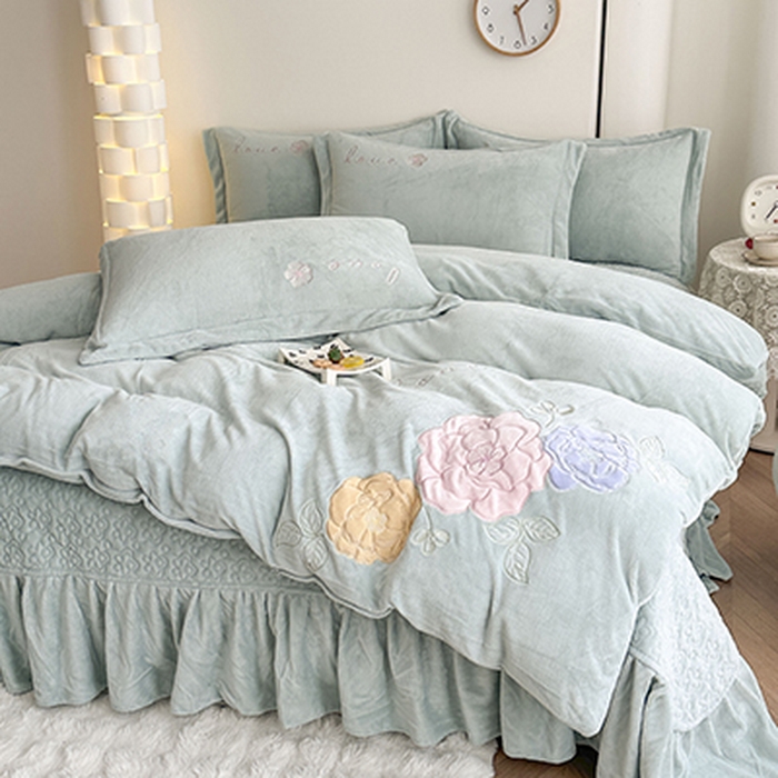91家纺网 家纺一手货源 找家纺 美伦美焕 2025新款高克重牛奶绒花朵贴布绣床盖款四件套 浅绿