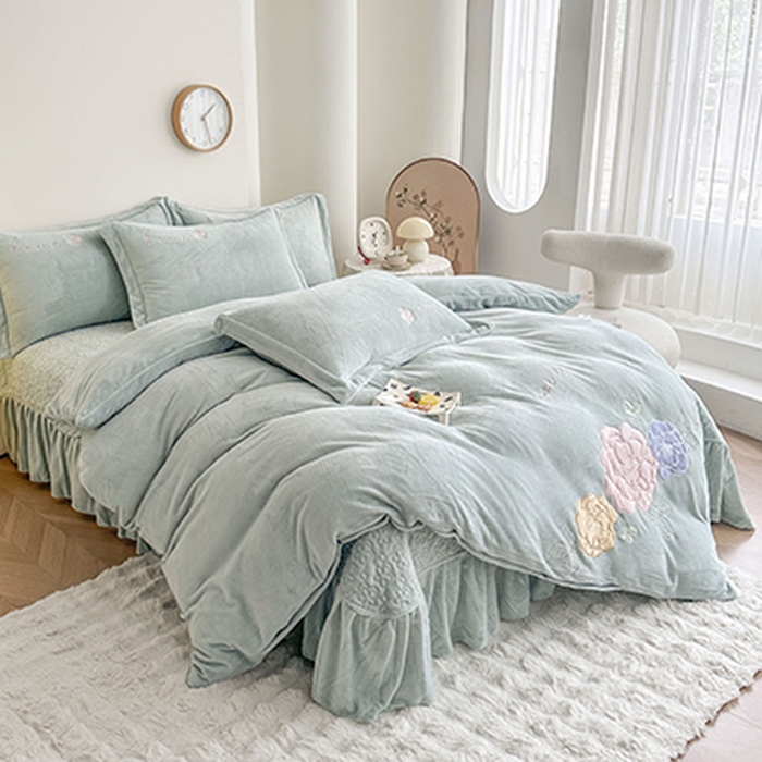91家纺网 家纺一手货源 找家纺 美伦美焕 2025新款高克重牛奶绒花朵贴布绣床盖款四件套 浅绿