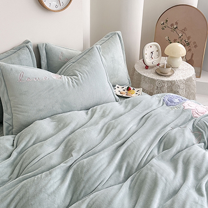 91家纺网 家纺一手货源 找家纺 美伦美焕 2025新款高克重牛奶绒花朵贴布绣床盖款四件套 浅绿