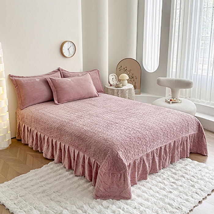 91家纺网 家纺一手货源 找家纺 美伦美焕 2025新款高克重牛奶绒花朵贴布绣床盖款四件套 豆沙