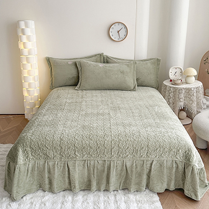 91家纺网 家纺一手货源 找家纺 美伦美焕 2025新款高克重牛奶绒花朵贴布绣床盖款四件套 豆绿