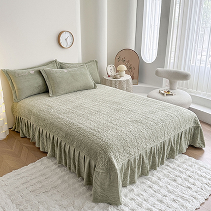 91家纺网 家纺一手货源 找家纺 美伦美焕 2025新款高克重牛奶绒花朵贴布绣床盖款四件套 豆绿