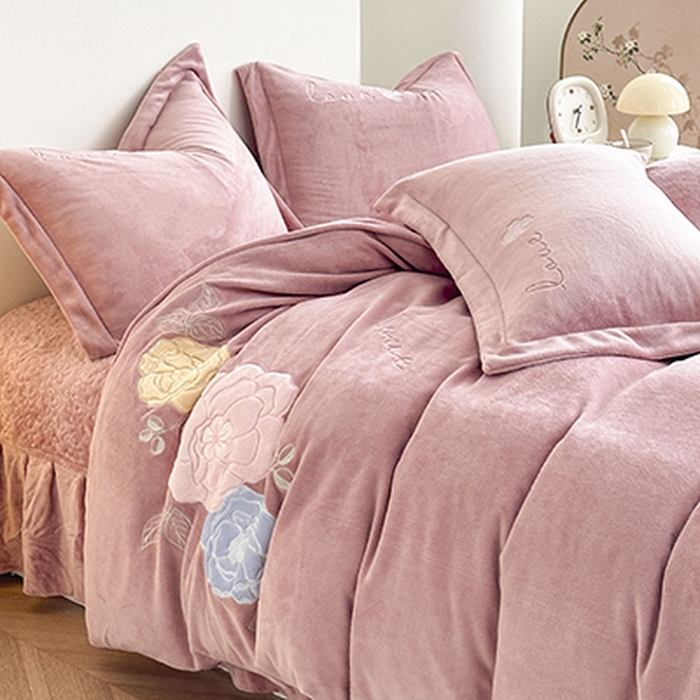 91家纺网 家纺一手货源 找家纺 美伦美焕 2025新款高克重牛奶绒花朵贴布绣床盖款四件套 豆沙