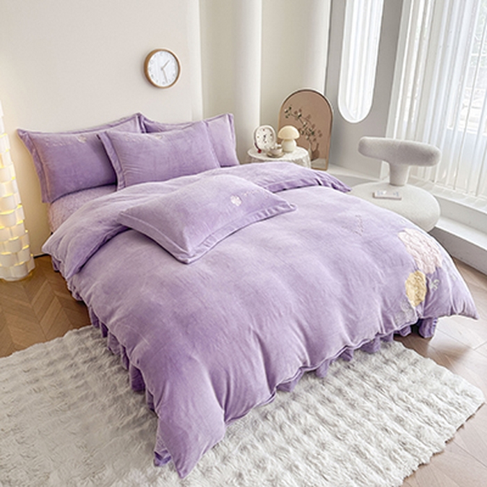 91家纺网 家纺一手货源 找家纺 美伦美焕 2025新款高克重牛奶绒花朵贴布绣床盖款四件套 紫色