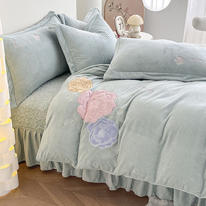 91家纺网 家纺一手货源 找家纺 美伦美焕 2025新款高克重牛奶绒花朵贴布绣床盖款四件套 浅绿