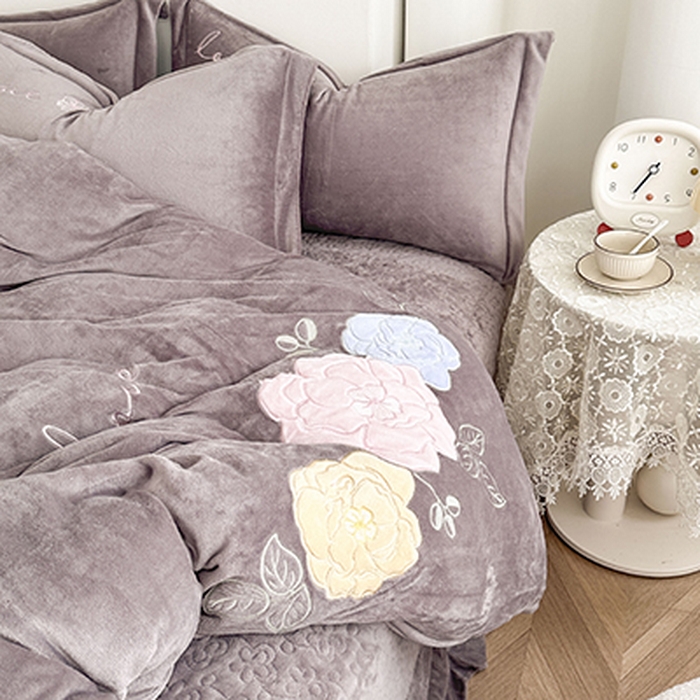 91家纺网 家纺一手货源 找家纺 美伦美焕 2025新款高克重牛奶绒花朵贴布绣床盖款四件套 雾棕