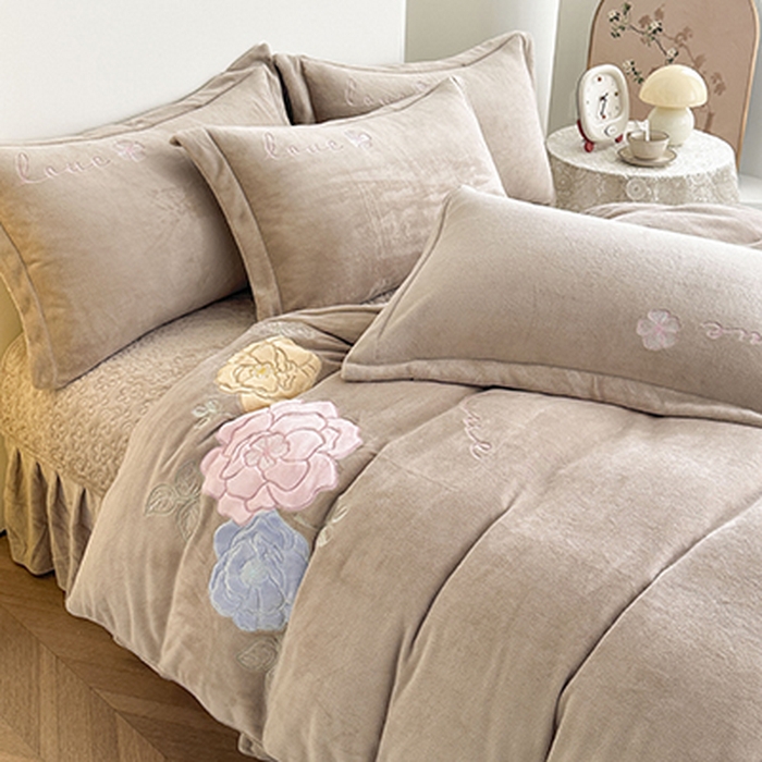 91家纺网 家纺一手货源 找家纺 美伦美焕 2025新款高克重牛奶绒花朵贴布绣床盖款四件套 香槟