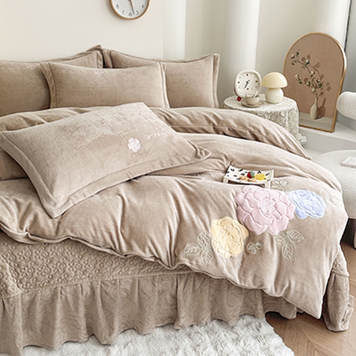 91家纺网 家纺一手货源 找家纺 美伦美焕 2025新款高克重牛奶绒花朵贴布绣床盖款四件套 香槟