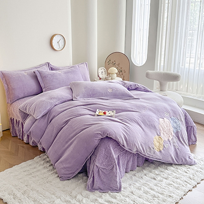 91家纺网 家纺一手货源 找家纺 （总）美伦美焕 2025新款高克重牛奶绒花朵贴布绣床盖款四件套