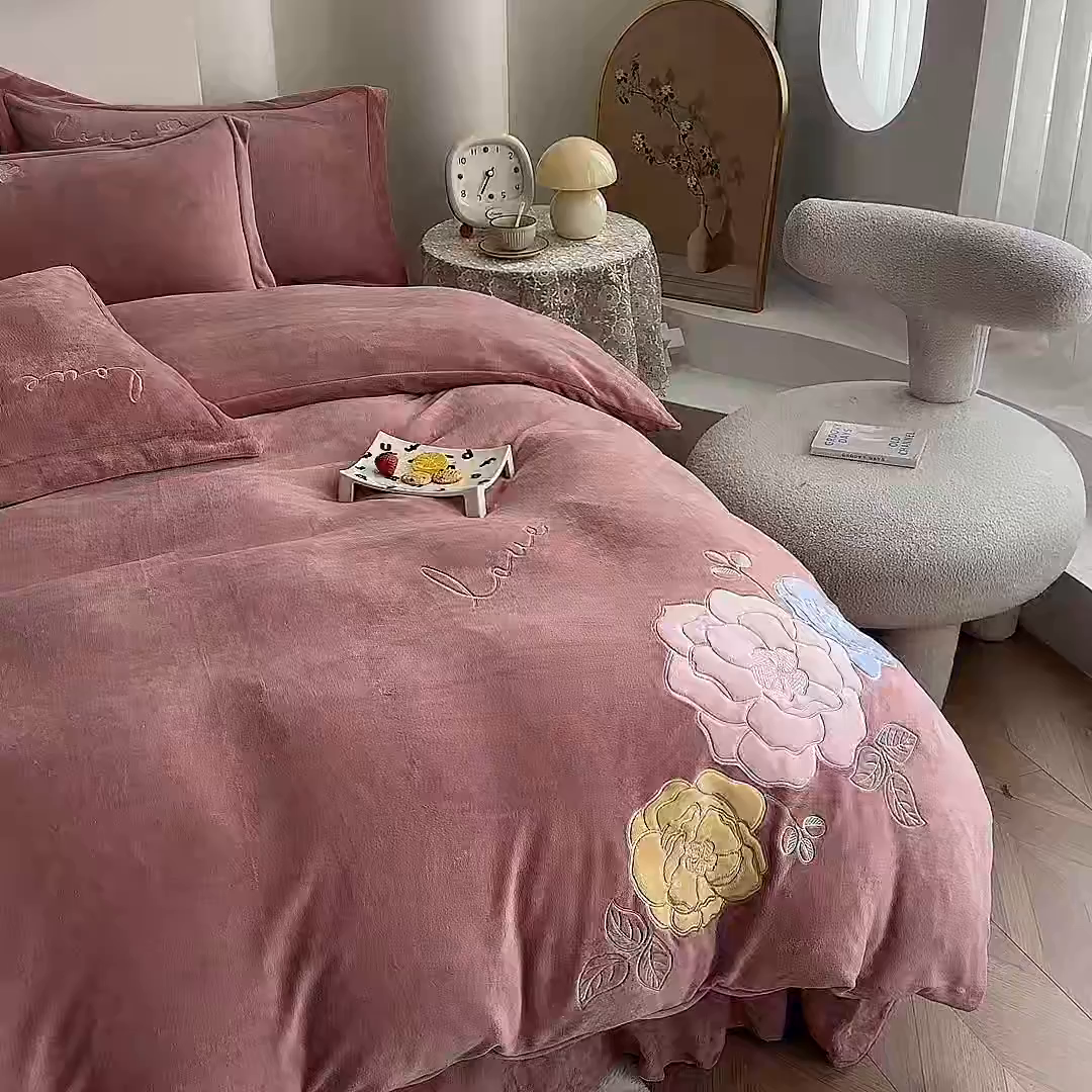 91家纺网 家纺一手货源 找家纺 美伦美焕 2025新款高克重牛奶绒花朵贴布绣床盖款四件套 豆沙
