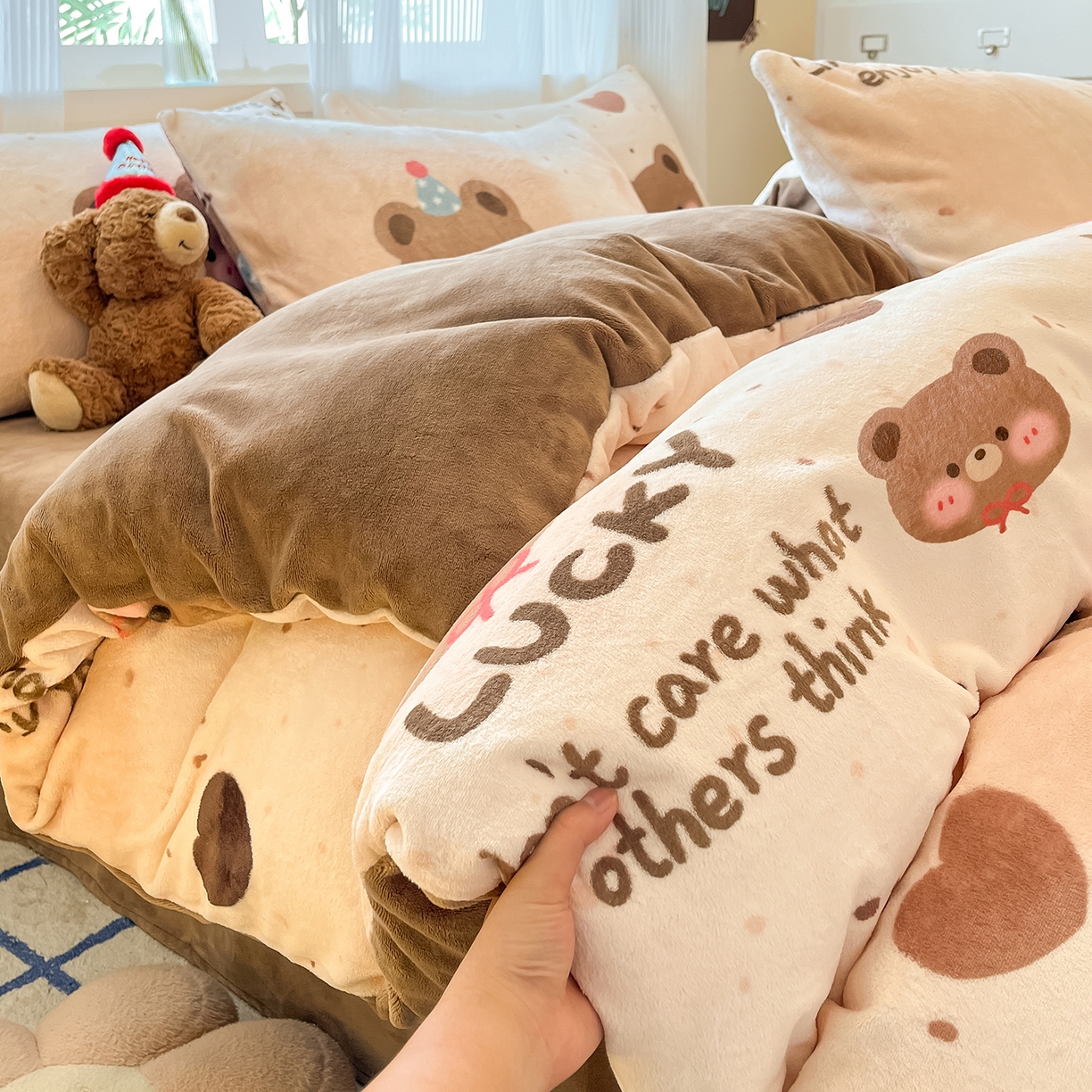 91家纺网 家纺一手货源 找家纺 慕澄家纺 2025新款小清新牛奶绒印花四件套 点点熊仔