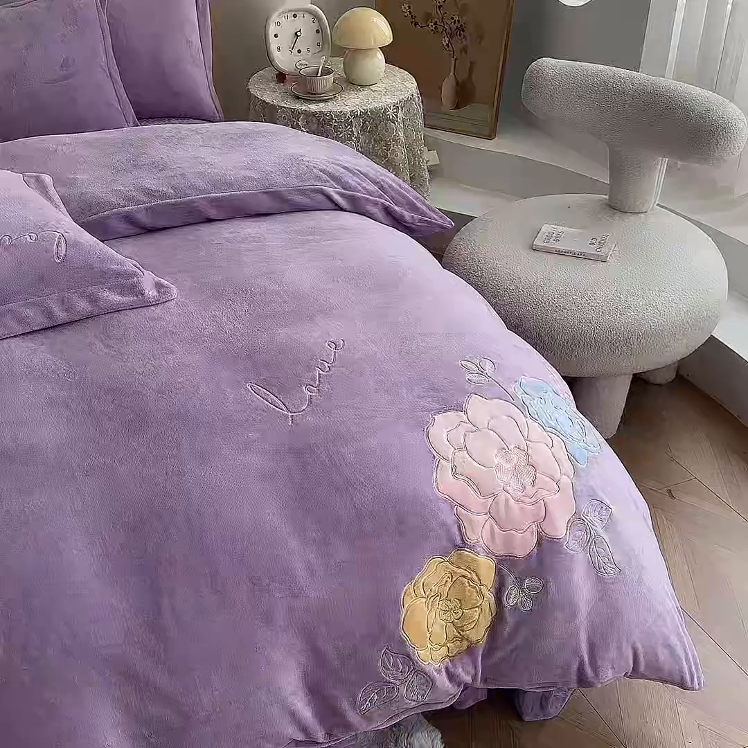 91家纺网 家纺一手货源 找家纺 （总）美伦美焕 2025新款高克重牛奶绒花朵贴布绣床盖款四件套