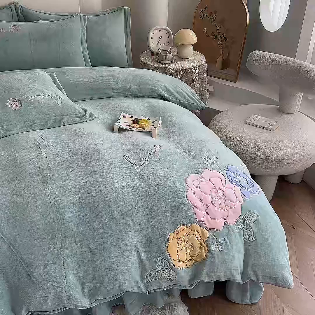 91家纺网 家纺一手货源 找家纺 美伦美焕 2025新款高克重牛奶绒花朵贴布绣床盖款四件套 浅绿