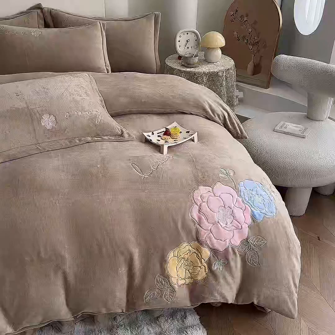 91家纺网 家纺一手货源 找家纺 美伦美焕 2025新款高克重牛奶绒花朵贴布绣床盖款四件套 香槟