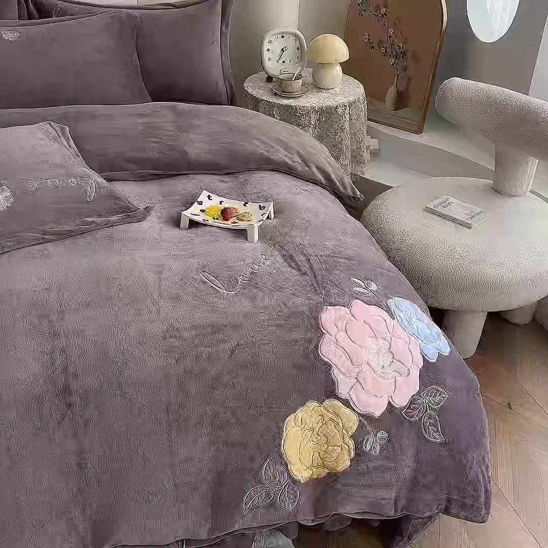91家纺网 家纺一手货源 找家纺 美伦美焕 2025新款高克重牛奶绒花朵贴布绣床盖款四件套 雾棕