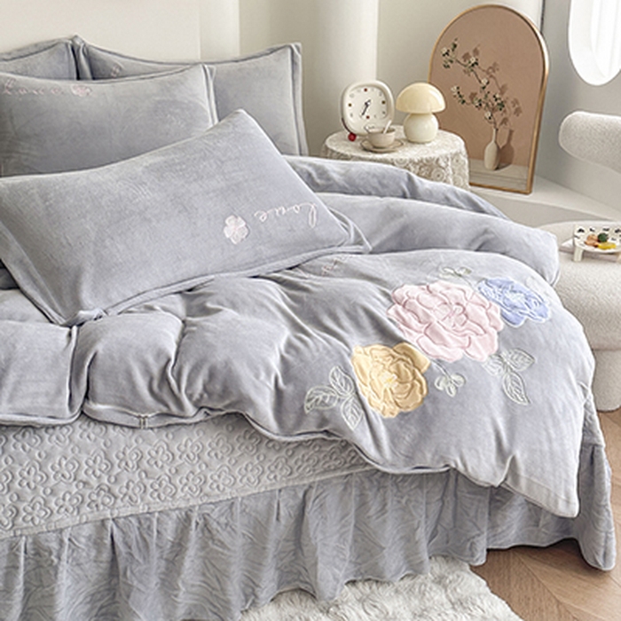 91家纺网 家纺一手货源 找家纺 美伦美焕 2025新款高克重牛奶绒花朵贴布绣床盖款四件套 灰
